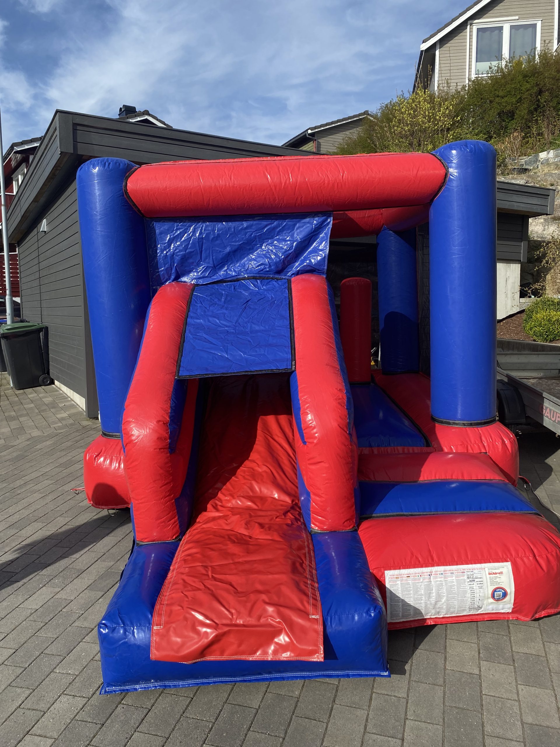 Lite hoppeslott med sklie